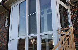 Остекление балкона в частном доме (французские окна), с отдельным выходом. Дверь входная tab